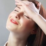 5 эффективных растяжек для облегчения симптомов мигрени