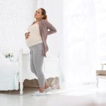 Почему болит поясница при беременности — причины и советы