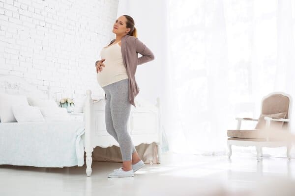 Почему болит поясница при беременности - причины и советы